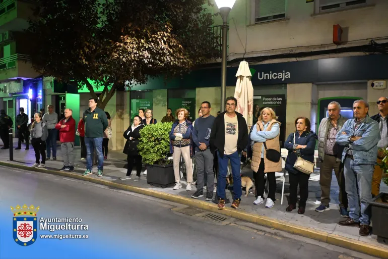 Vecinos y corporación municipal de Miguelturra guardan un minuto de silencio en la Plaza de España por las víctimas del accidente ferroviario de Urda