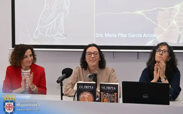 María Pilar García Arroyo durante la charla Musas sin firma en la Biblioteca Casa de la Capellanía de Miguelturra